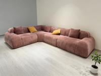 Canapé modulaire en forme de L, recouvert de velours rose poussiéreux, avec coussins color-block modernes et rétro, pour école et parc