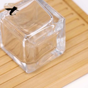 Flaconi di Profumo in Vetro Trasparente da 70ml, Forma Quadrata Unica, Tappo Dorato, Capacità 100ml, Serigrafia, Erogatore a Pompa - Product Image 6
