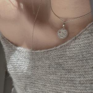 Pendentif en argent sterling S925 avec design de niche, style vintage simple et tendance, pendentif rond avec motif de chiffres en or rose - Product Image 3