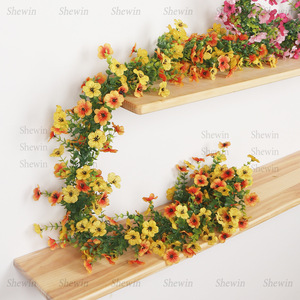 Guirlandes artificielles Evening Rhyme, 4 bandes de fleurs jaunes et oranges pour la décoration intérieure, décoration de printemps et de Pâques - Product Image 1