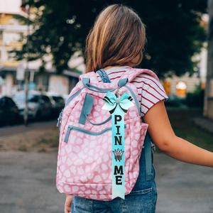 Porte-clés en caoutchouc de pom-pom girl sportive avec épingle, nœud et strass, accessoire de décoration pour sac à dos - Product Image 3