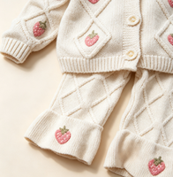 Ensemble de vêtements pour enfants en coton doux tricoté OEM ODM, ensemble personnalisé avec broderie de fraises, cardigan et pantalon évasé, vêtements pour bébés filles