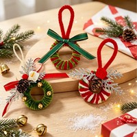 Mini couronne de Noël avec décorations suspendues Père Noël, cône de pin et ruban