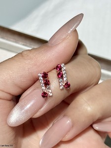 Pendientes UM Jewelry 925 de plata con rubíes rojos cultivados en laboratorio y circonitas blancas para uso diario unisex. - Product Image 3