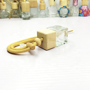 Botella de perfume de coche de vidrio cuadrado transparente de 8ml con tapa de madera-Difusor de aceite esencial colgante elegante para el hogar y el coche - Product Image 5
