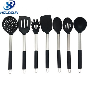 Ensemble d'ustensiles de cuisine multifonctionnels en silicone résistant à la chaleur 7 pièces pour femmes modernes avec poignée antidérapante en acier inoxydable - Product Image 1