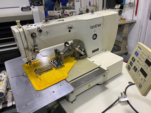 Máquina de coser con patrón de cinturón de seguridad extra pesado <span class=keywords><strong>Brother</strong></span> BAS326 de segunda mano 326 MÁQUINA DE PATRÓN ELECTRÓNICO programable de accionamiento directo - Product Image 2