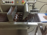 Machine à enrober les beignets en acier inoxydable avec convoyeur pour glaçage cascade au chocolat
