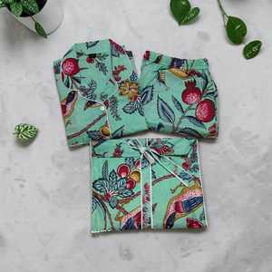 Ensemble de pyjama en coton pour femmes, imprimé botanique vert, vêtements de nuit confortables, ensemble de détente deux pièces - Product Image 1