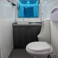 Remorque pour toilettes commerciales de luxe Remorque pour toilettes modernes portables Remorque mobile pour toilettes de luxe avec douche et toilettes