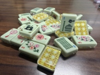 Ensemble de Mahjong Américain de Luxe Moderne Personnalisé en Usine, Tuiles en Acrylique Vert Jade, Vente en Gros, Table de Mahjong à Motif Panda et Fleur de Prunier