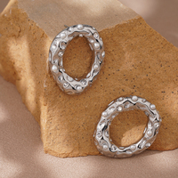 Pendientes de Perlas Plateadas y Doradas EDGE, Diseño Ovalado Abierto Abstracto, Texturizados, Joyería de Moda para Mujer