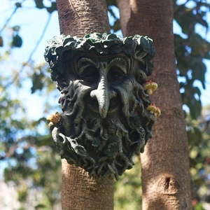 Sculpture murale en résine d'esprit d'arbre fantastique, sculpture de <span class=keywords><strong>troll</strong></span> artisanale recouverte de mousse avec couronne de vigne, décoration extérieure élégante - Product Image 5
