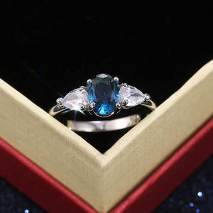 Anello F181 in moissanite, argento 925, taglio ovale, anello di fidanzamento a tre pietre per donna, montatura a griffe, gioiello. - Product Image 5