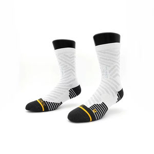 Chaussettes de sport de performance personnalisées Chaussettes de <span class=keywords><strong>compression</strong></span> Crew Marathon Chaussettes de course sur sentier Logo personnalisé - Product Image 4