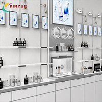 Meuble mural de présentation pour soins de la peau en acier inoxydable gris sur mesure avec étagères métalliques et éclairage LED, postes de test pour salon de beauté