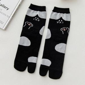 Vente en gros de <span class=keywords><strong>chaussettes</strong></span> en coton avec logo personnalisé de dessin animé japonais mignon <span class=keywords><strong>Chaussettes</strong></span> respirantes à deux <span class=keywords><strong>doigts</strong></span> absorbant la sueur pour femmes <span class=keywords><strong>Chaussettes</strong></span> à bout rond - Product Image 4