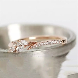 Anello a Foglia per Donna, Gioiello da Dito Elegante e Minimalista alla Moda - Product Image 2
