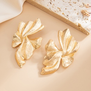 Boucles d'oreilles clous en métal <span class=keywords><strong>plissé</strong></span> irrégulier de créateur pour femmes, breloques, grandes boucles d'oreilles de fête, accessoires de mode, bijoux cadeaux - Product Image 3