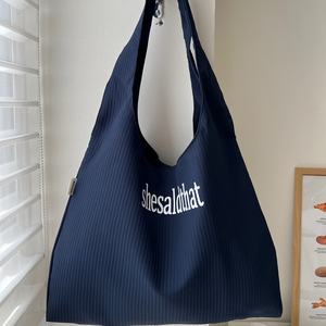 กระเป๋าไนลอน17นิ้วสำหรับผู้หญิงกระเป๋าสะพายไหล่พิมพ์โลโก้แนวตั้งลายทางแม่เหล็ก - Product Image 4