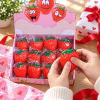 Jouet souple en forme de fraise avec un design mignon inspiré des fruits