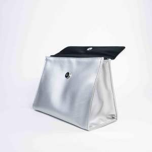 ISO BSCI โรงงานหนังกระเป๋าแป้งหนังนุ่มกันน้ํากระเป๋าเครื่องสําอางสําหรับรายการสถานที่ - Product Image 4