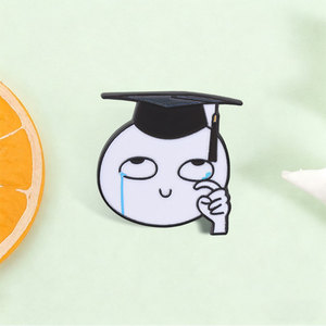 Divertente Spilla in Smalto Emoji Piangente per Laurea, Distintivo Meme Laureato con Lacrime per Decorazione Zaino - Product Image 1