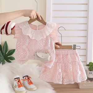 Set Estivo Casual per <span class=keywords><strong>Bambina</strong></span> con Top Senza Maniche in Pizzo e Shorts con Colletto a Volant Nero - Product Image 3