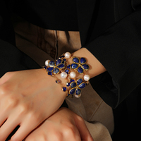Bracelet Rétro Français à 3 Brins de Perles de Lapis Lazuli, Perle d'Eau Douce et Breloque Fleur, Fermoir Filigrane Plaqué Or, Bijou de Luxe