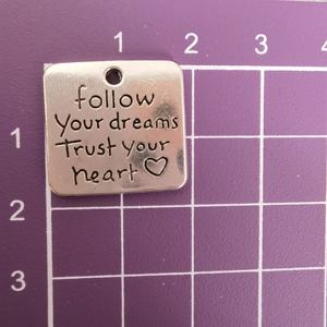 จี้โลหะผสมในฝันพร้อม "ตามความฝันของคุณวางใจในหัวใจ" เสน่ห์สำหรับห่วงโซ่โทรศัพท์มือถือส่วนบุคคลจี้กระเป๋าเป้สะพายหลังรถยนต์ - Product Image 5