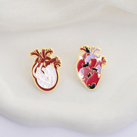 Offre Spéciale gros dessin animé noir et blanc en métal souple orgue coeur émail broches médical pour médecin infirmière cadeau