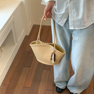 Sacs à bandoulière spacieux en paille naturelle tressée, style bohème rustique, avec perles en bois et pompons, faits à la main - Product Image 4