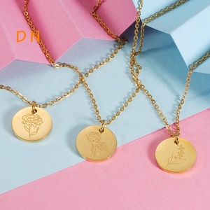Collar Dina Inspire Jewelry de Acero Inoxidable con Baño de Oro de 18K, Personalizado con Disco de Flores de 12 Meses, Grabado con la Palabra Mamá - Product Image 1