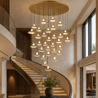 Lustre Halo Cascade à 31 lumières en albâtre naturel avec pendentifs en laiton brossé pour les atriums d'hôtels et les grands escaliers