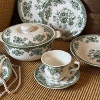 Service de vaisselle vintage en porcelaine à motif floral vert en relief, assiettes, tasses à café et plats pour mariages et restaurants