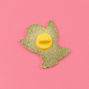 Spilla in smalto con angelo guardiano inginocchiato dorato, cherubino in preghiera stile cartone animato, cuore luminoso e ali, distintivo da bavero per souvenir da chiesa - Product Image 3