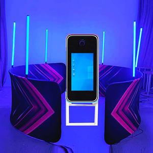 Photomaton professionnel en bois avec miroir LED magique, télécommande, design rétro en or métallique et ballons - Product Image 1