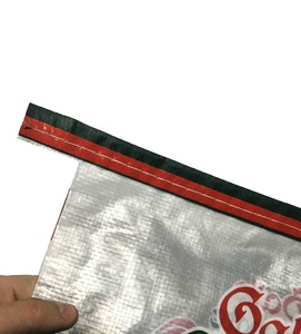Bolsas tejidas de BOPP reciclables fabricadas en Vietnam con costura trasera, cintas de fácil apertura, fuelles laterales y asa de plástico para alimento de ciervos, alimento para perros y granos. - Product Image 2