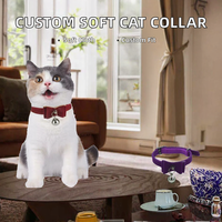 Collier pour chat en tissu floqué personnalisé, réglable avec nœud papillon, sangle de cou pour animaux de compagnie avec clochette, accessoire de mode doux pour toutes les saisons