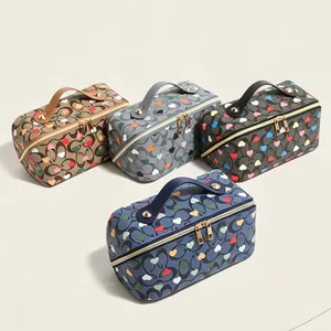 Bolsa de Cosméticos Multifuncional con Estampado de Corazón - Organizador de Maquillaje de Viaje Impermeable de Gran Capacidad con Asa - Product Image 6