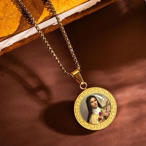 Pendentif religieux GIVELUCK T-Border Sainte Thérèse de Lisieux, médaille personnalisée plaquée or 18 carats, acier inoxydable, petite fleur, rose, croix - Product Image 1