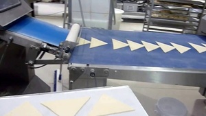 Nouveau <span class=keywords><strong>Type</strong></span> Ligne <span class=keywords><strong>de</strong></span> production <span class=keywords><strong>de</strong></span> croissants au fromage Entièrement automatique Croissant <span class=keywords><strong>Pain</strong></span> Équipement <span class=keywords><strong>de</strong></span> cuisson Croissant Faire <span class=keywords><strong>Machine</strong></span> Maker - Product Image 2