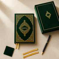Carnet de notes personnalisé en velours émeraude royal, couverture rigide, bords dorés, logo estampé à chaud, motif arabesque islamique, cadeau VIP