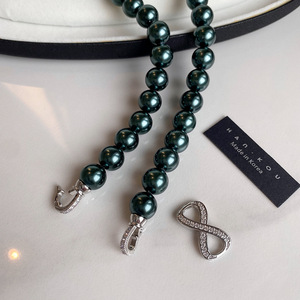 Collier en perles de Tahiti vert foncé pour femmes, micro-incrusté de zircon, électroplaqué, boucle géométrique en forme de 8, chaîne conventionnelle RF643 Ta - Product Image 1