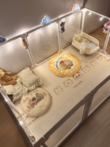 Recinto per Animali Domestici Moderno e Regolabile, Vista Panoramica, Materiale in Plastica ABS, Montaggio Flessibile, Chiusura a Bottone a Scatto, Recinzione Impilabile per Cani - Product Image 6