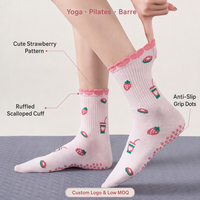 Chaussettes antidérapantes roses à motif fraise pour femmes, chaussettes de yoga et de pilates à volants, chaussettes de fitness et de barre, chaussettes de sol, logo personnalisé OEM