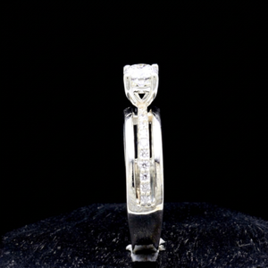 Anillo de compromiso unisex de moissanita con corte cojín, chapado en rodio, certificado IGI, engaste romántico con puntas y piedras laterales de plata. - Product Image 2