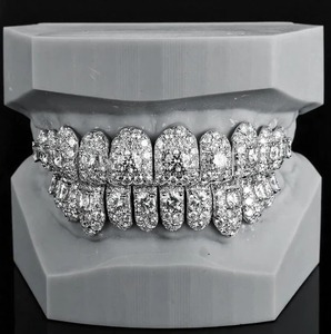 ขายส่งชุดกริลล์ซ์ฟันเพชรโมอิสซาไนต์ VVS สไตล์ฮิปฮอป เงินแท้ 925  รับสั่งทำ พร้อมจำหน่ายในราคาตลาดที่ดีที่สุด - Product Image 4