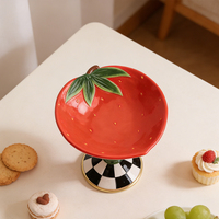Moderne aardbeien keramische dessertbord met hoge voet, fruitstandaard, handgeschilderd, elegant huisdecoratie servies