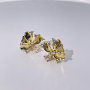 Pendientes de Botón con Forma de Flor de Circonita Blanca en Forma de Pera, Clásicos, Elegantes, Sutilmente Lujosos y Modernos, Chapados en Oro sobre Latón, de TIanyu Gems - Product Image 5